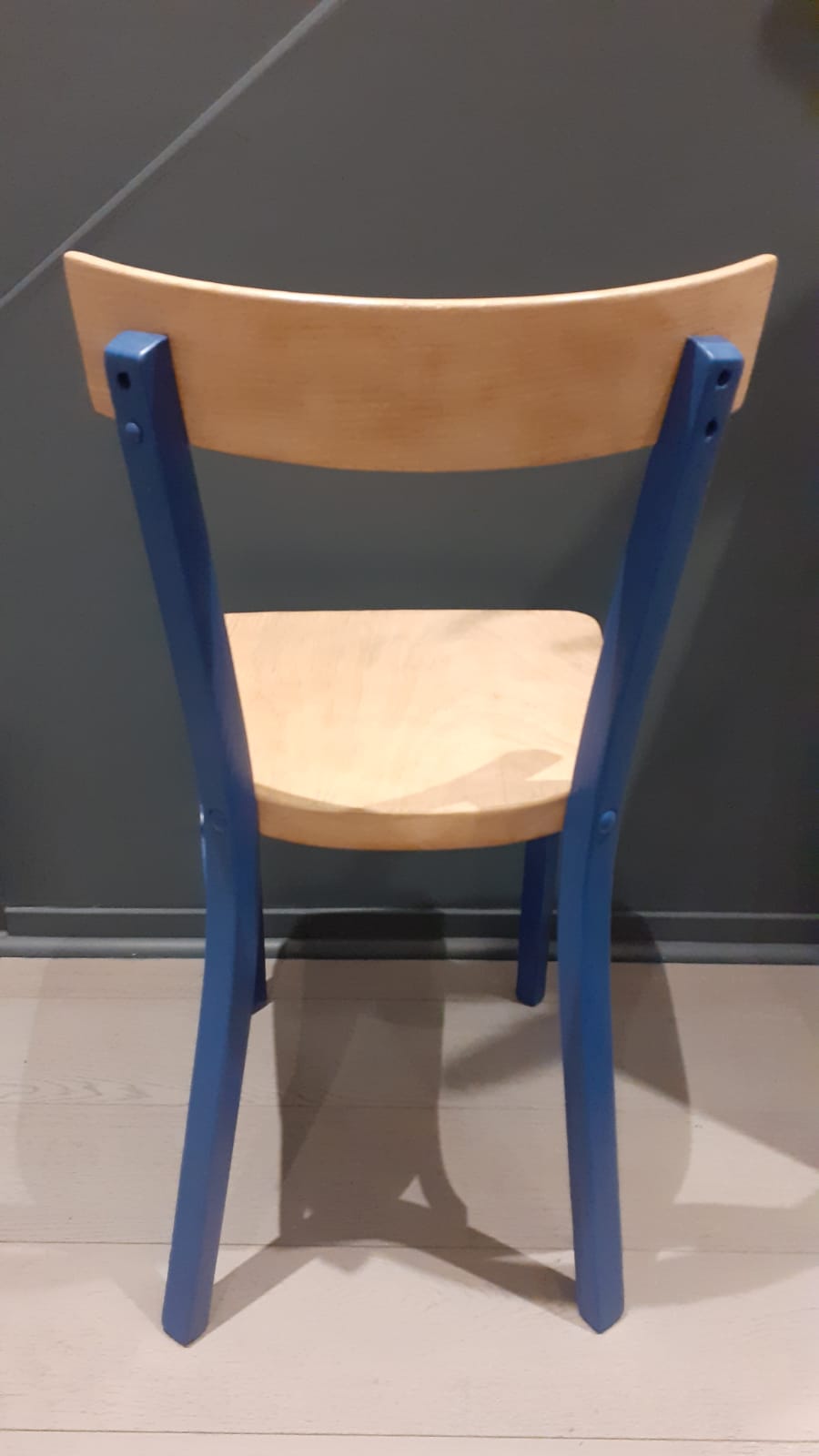 chaise Baumann relookée naturelle et bleue